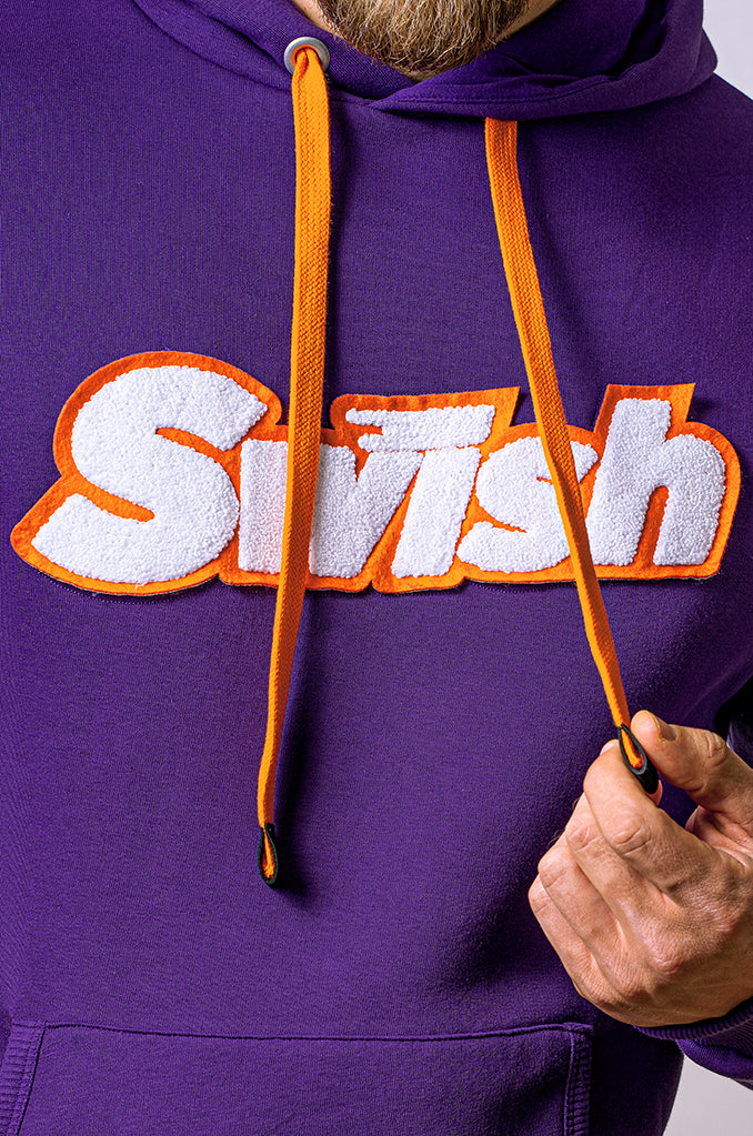 Detailaufnahme-hoodie-lila-mit-swish-logo-weiß-orange