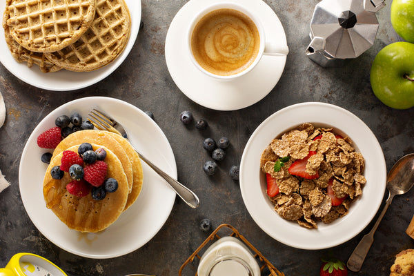 Frühstück mit Pancakes und Waffeln