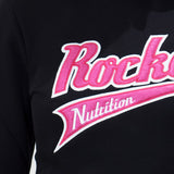 Detailaufnahme-Collge-Hoodie-vorne-mit-rosa-Rocka-Logo-Aufnäher