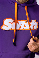 Detailaufnahme-hoodie-lila-mit-swish-logo-weiß-orange