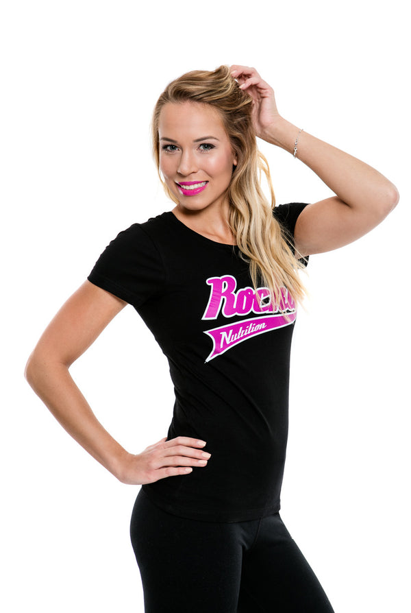 Weibliches-model-mit-rocka-t-shirt-schwarz-rocka-logo-pink